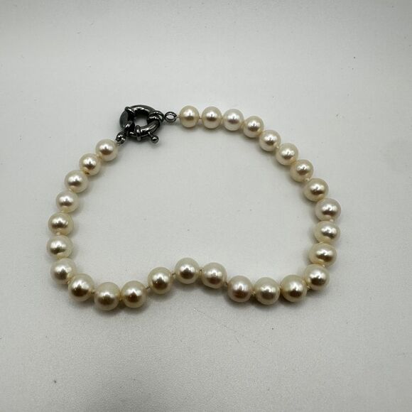 8" freshwater pearl, hand knotted in between with silver tone closed ring clasp! - Picture 3 of 10
